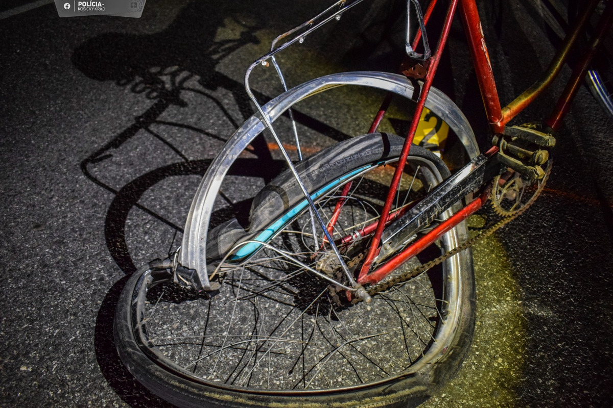 FOTO: V obci Palín zrazil vodič dodávky cyklistu, foto 1