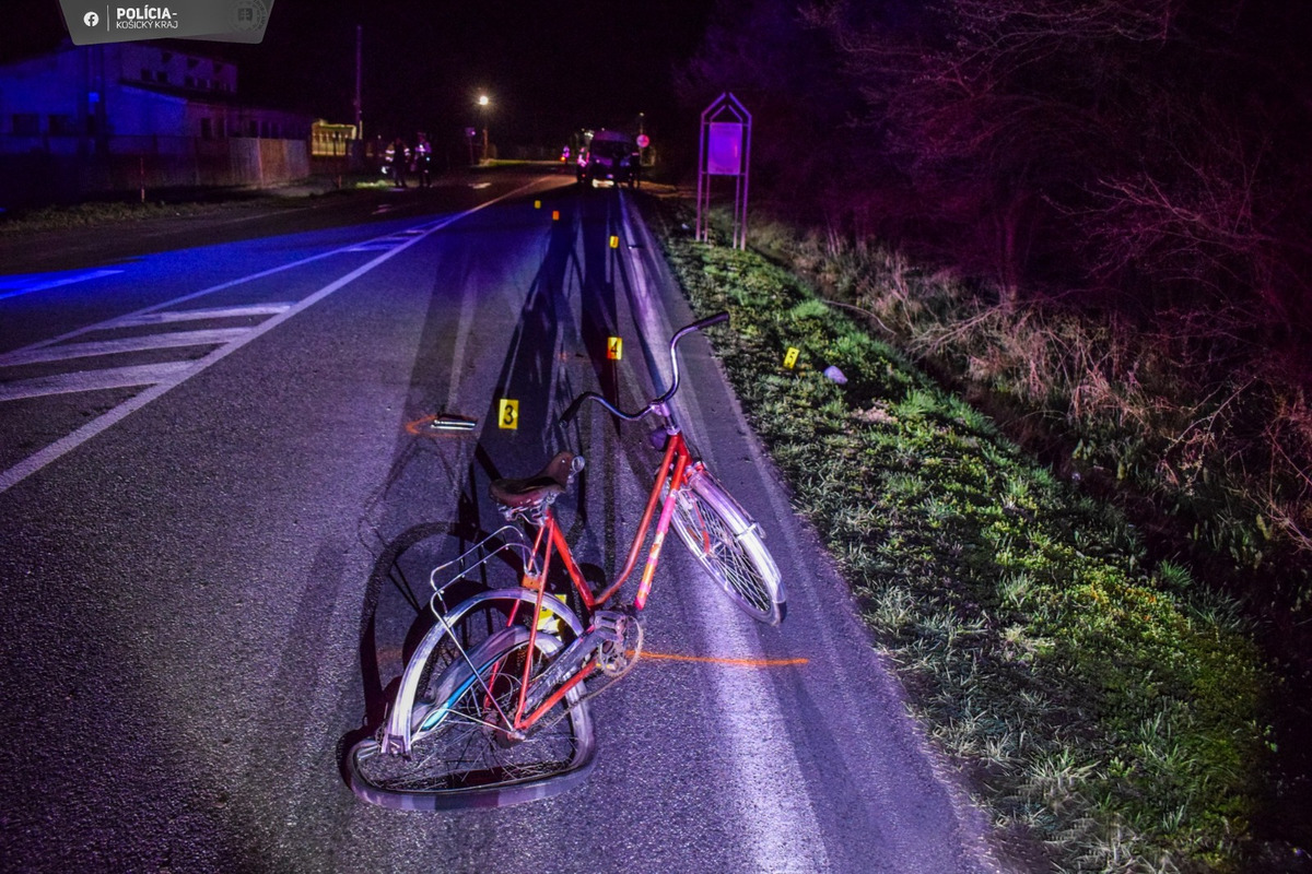 FOTO: V obci Palín zrazil vodič dodávky cyklistu, foto 2