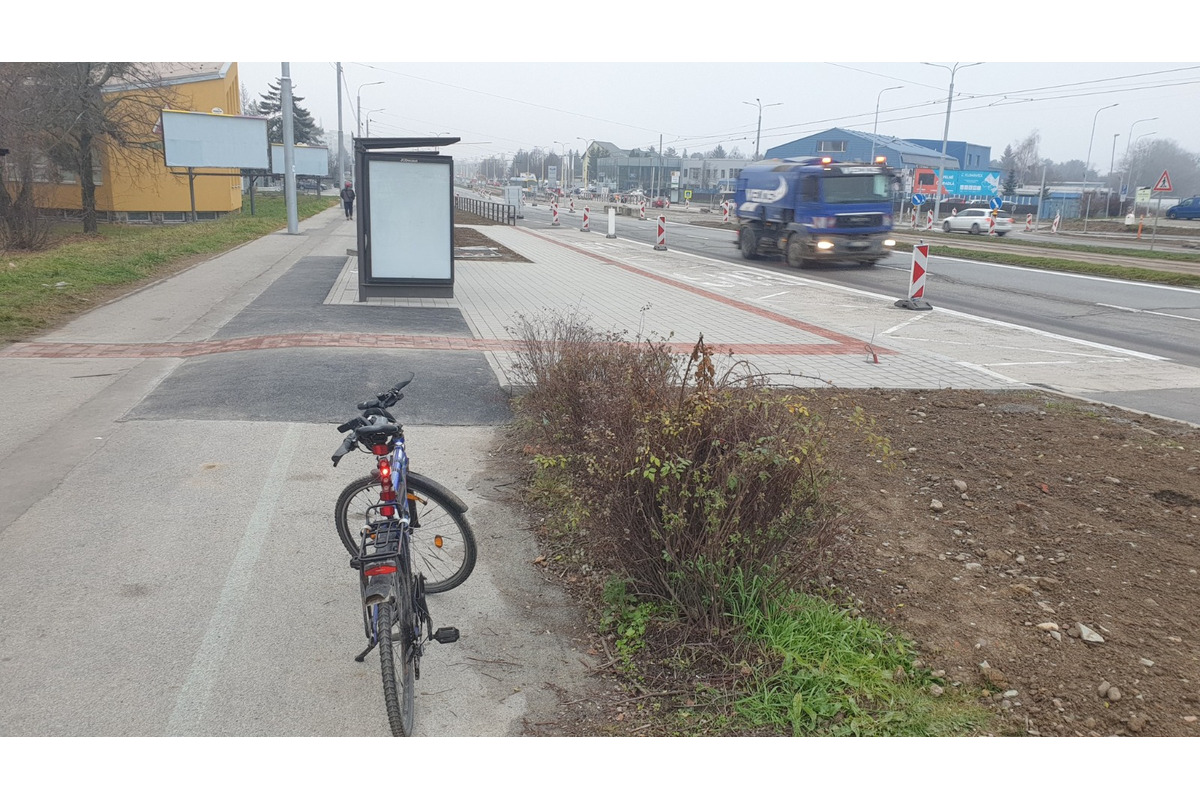 FOTO: Uprostred cyklochodníka postavili zastávku pre MHD, foto 2