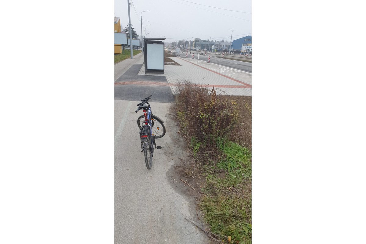 FOTO: Uprostred cyklochodníka postavili zastávku pre MHD, foto 3