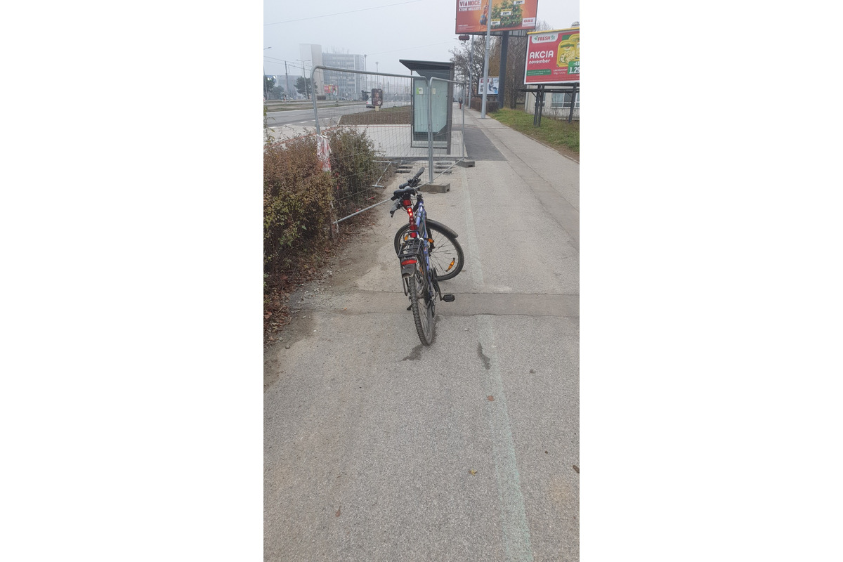 FOTO: Uprostred cyklochodníka postavili zastávku pre MHD, foto 4