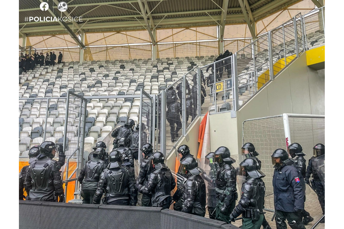 FOTO: Košickú futbalovú arénu obsadili kukláči, foto 2