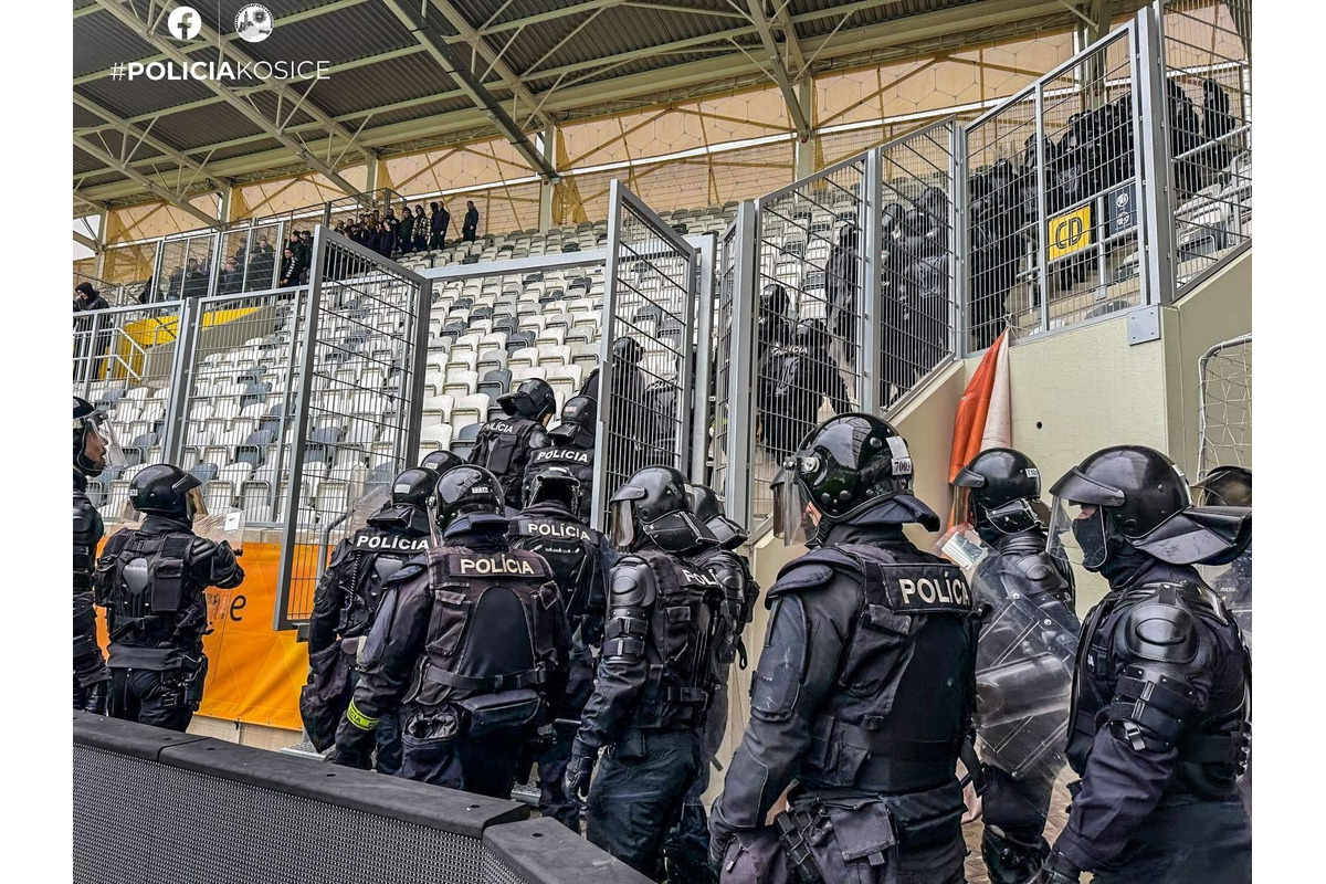 FOTO: Košickú futbalovú arénu obsadili kukláči, foto 3