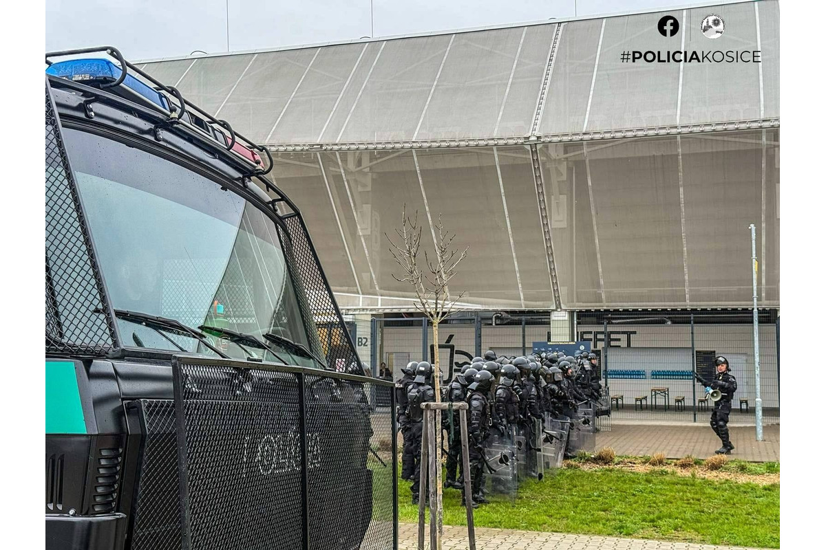 FOTO: Košickú futbalovú arénu obsadili kukláči, foto 4