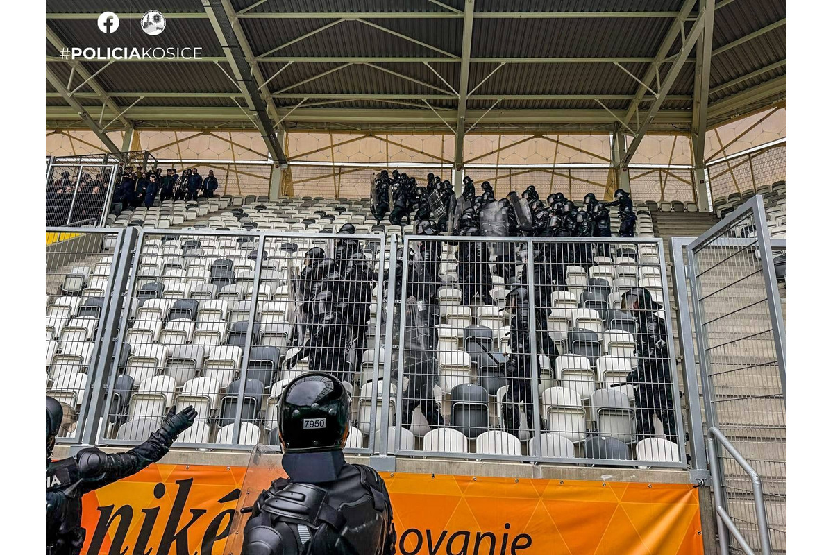 FOTO: Košickú futbalovú arénu obsadili kukláči, foto 5