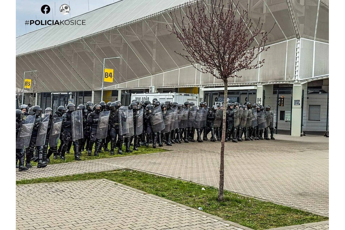FOTO: Košickú futbalovú arénu obsadili kukláči, foto 6