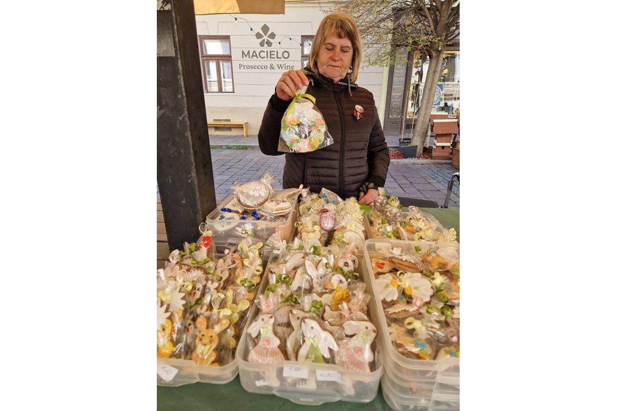 FOTO: Dominikánske námestie ožilo farbami, predajcovia vás vybavia na Veľkú noc, foto 3