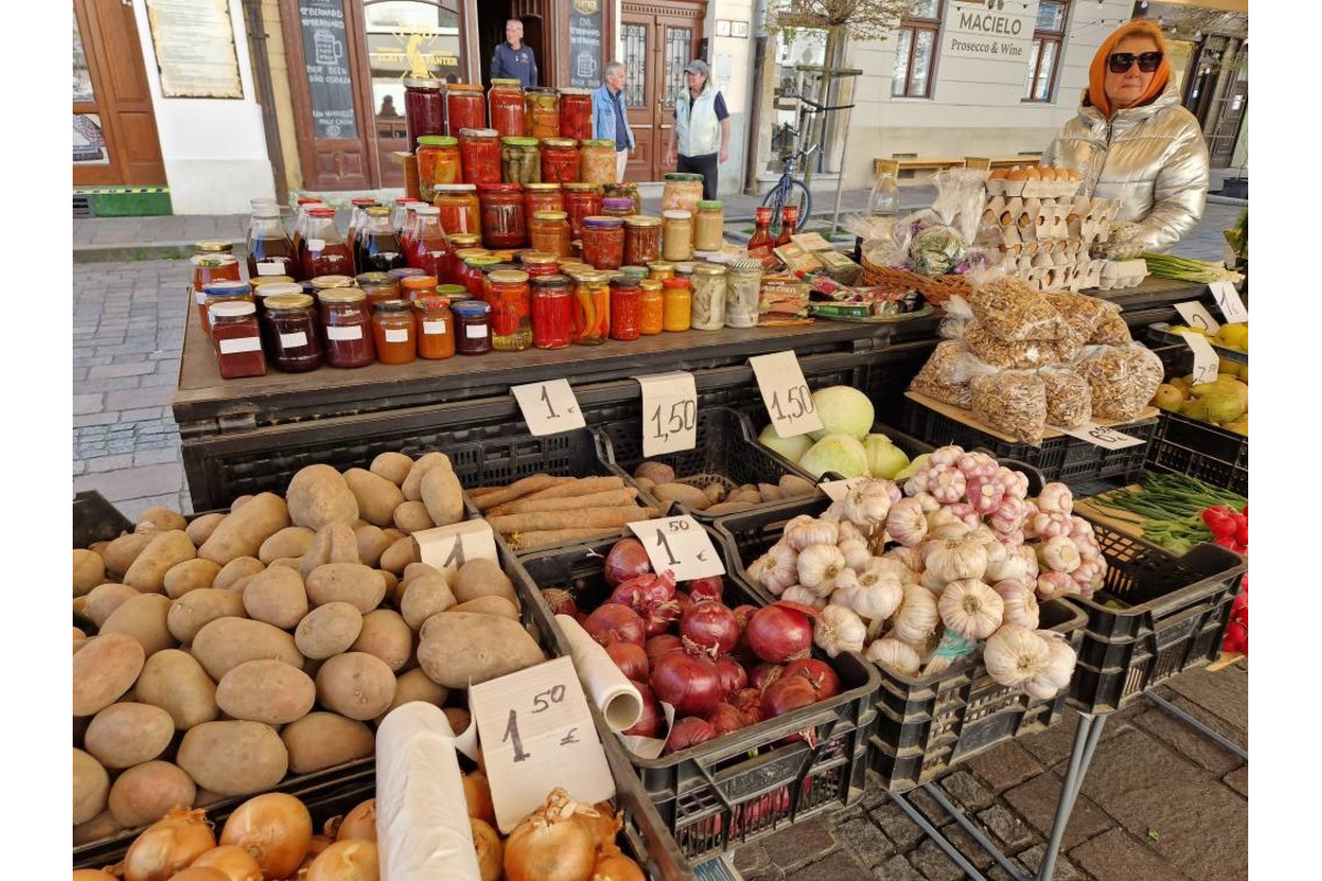 FOTO: Dominikánske námestie ožilo farbami, predajcovia vás vybavia na Veľkú noc, foto 15