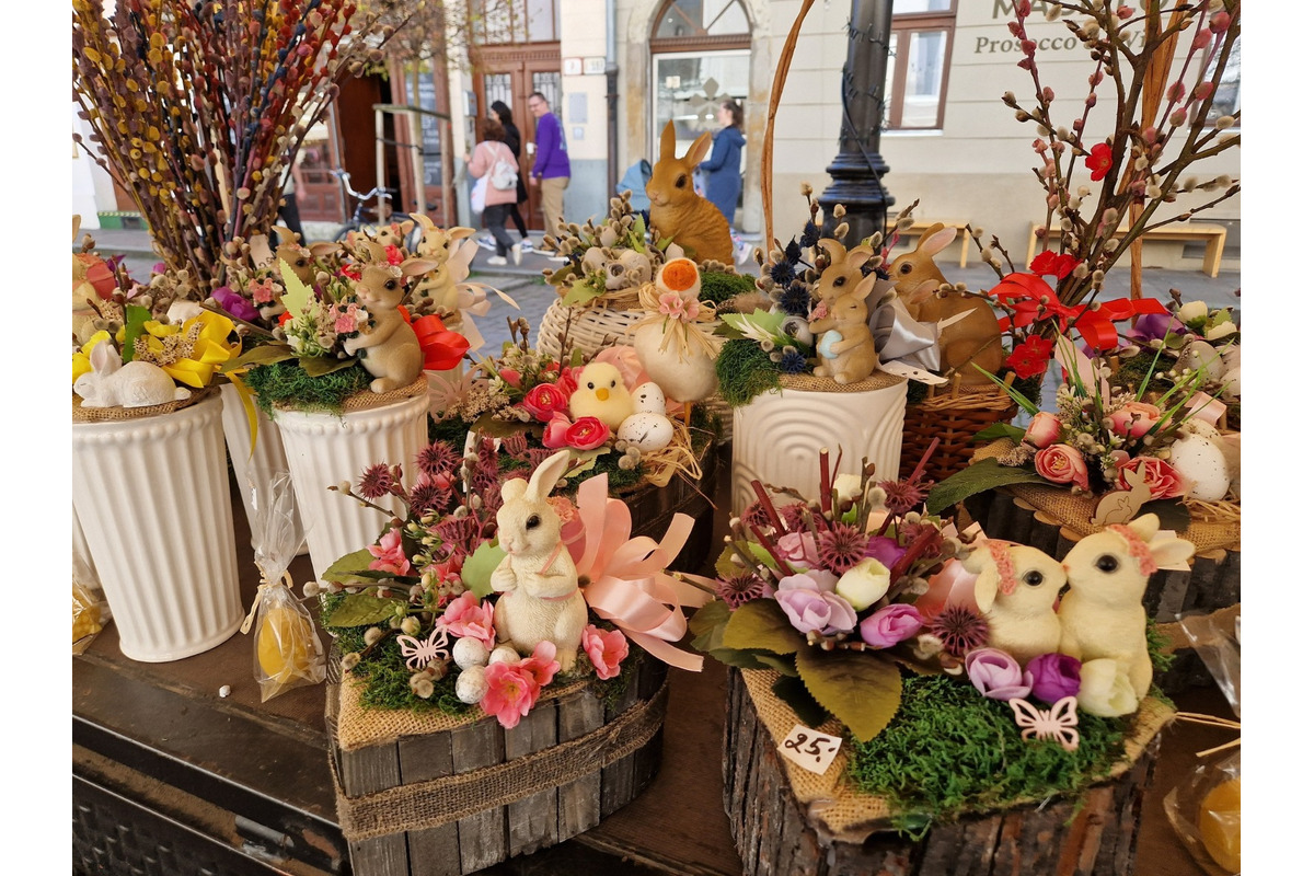 FOTO: Dominikánske námestie ožilo farbami, predajcovia vás vybavia na Veľkú noc, foto 1