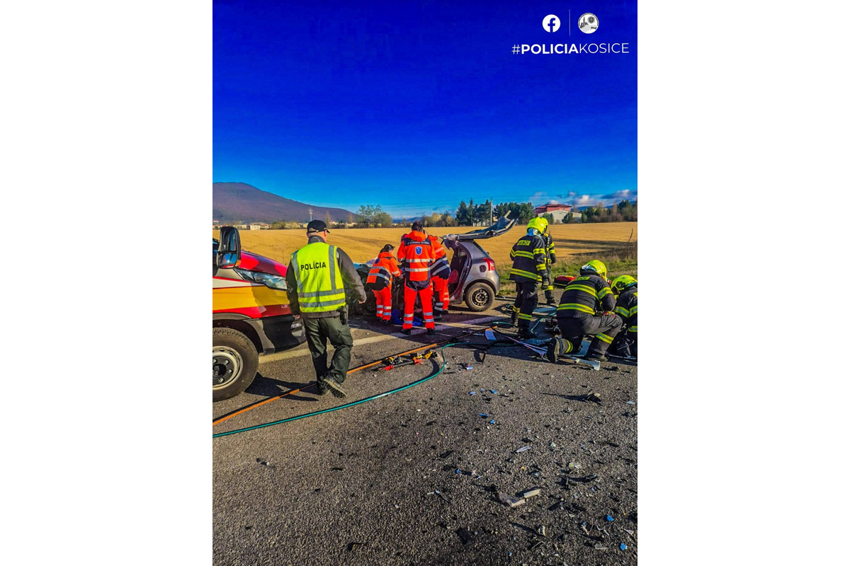 Pondelkové ráno prinieslo vážnu dopravnú nehodu v Rožňave, foto 1