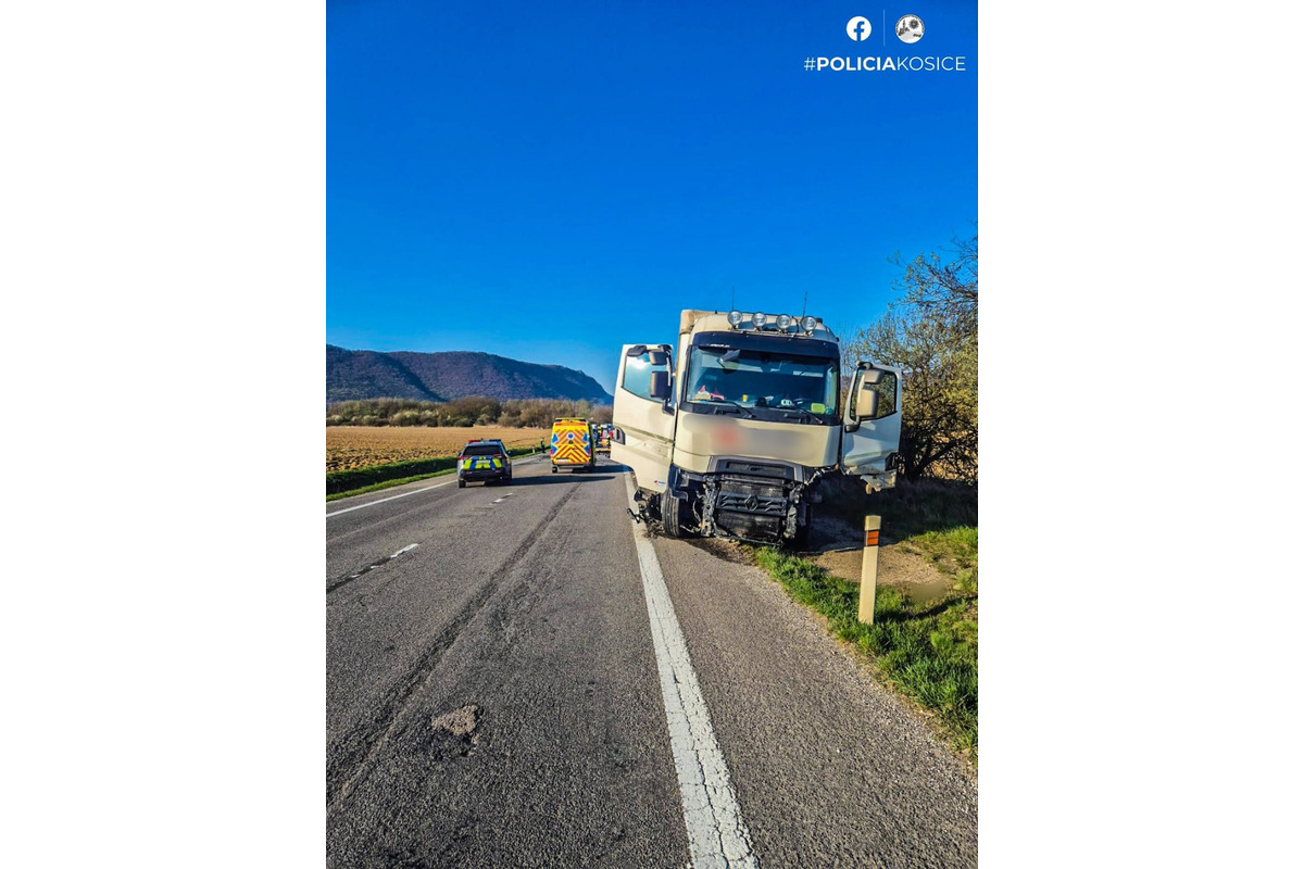 Pondelkové ráno prinieslo vážnu dopravnú nehodu v Rožňave, foto 2