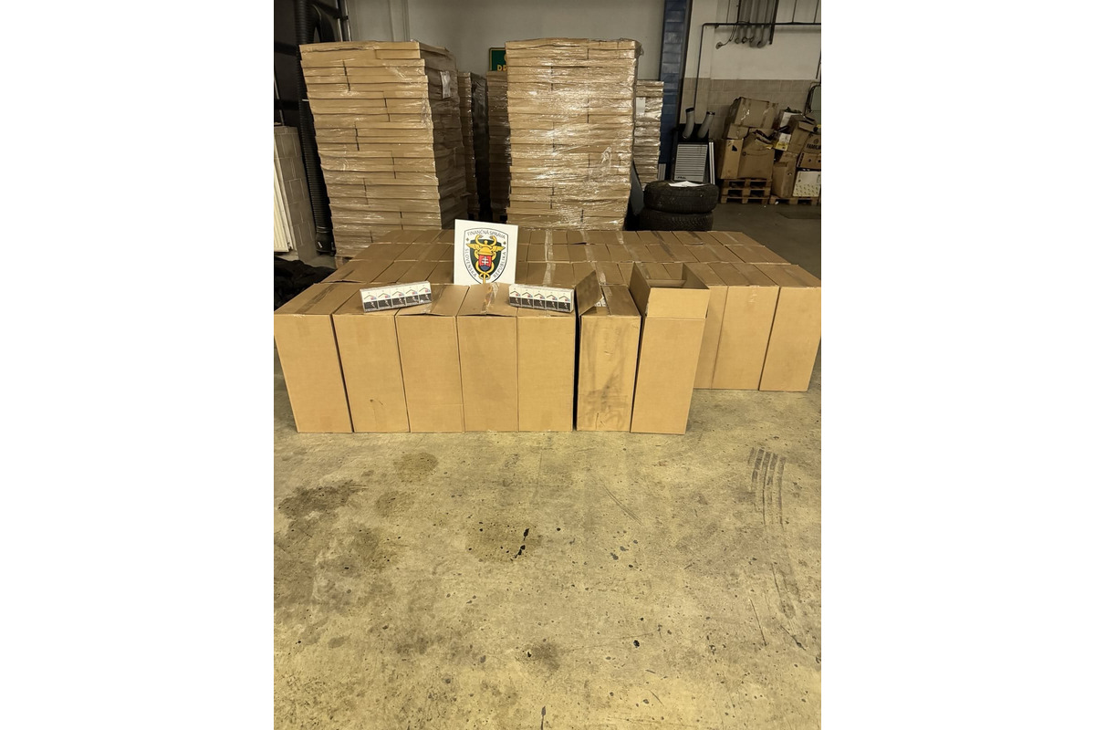 FOTO: V obci Čaňa odhalili sklad cigariet a nelegálneho tabaku, foto 1