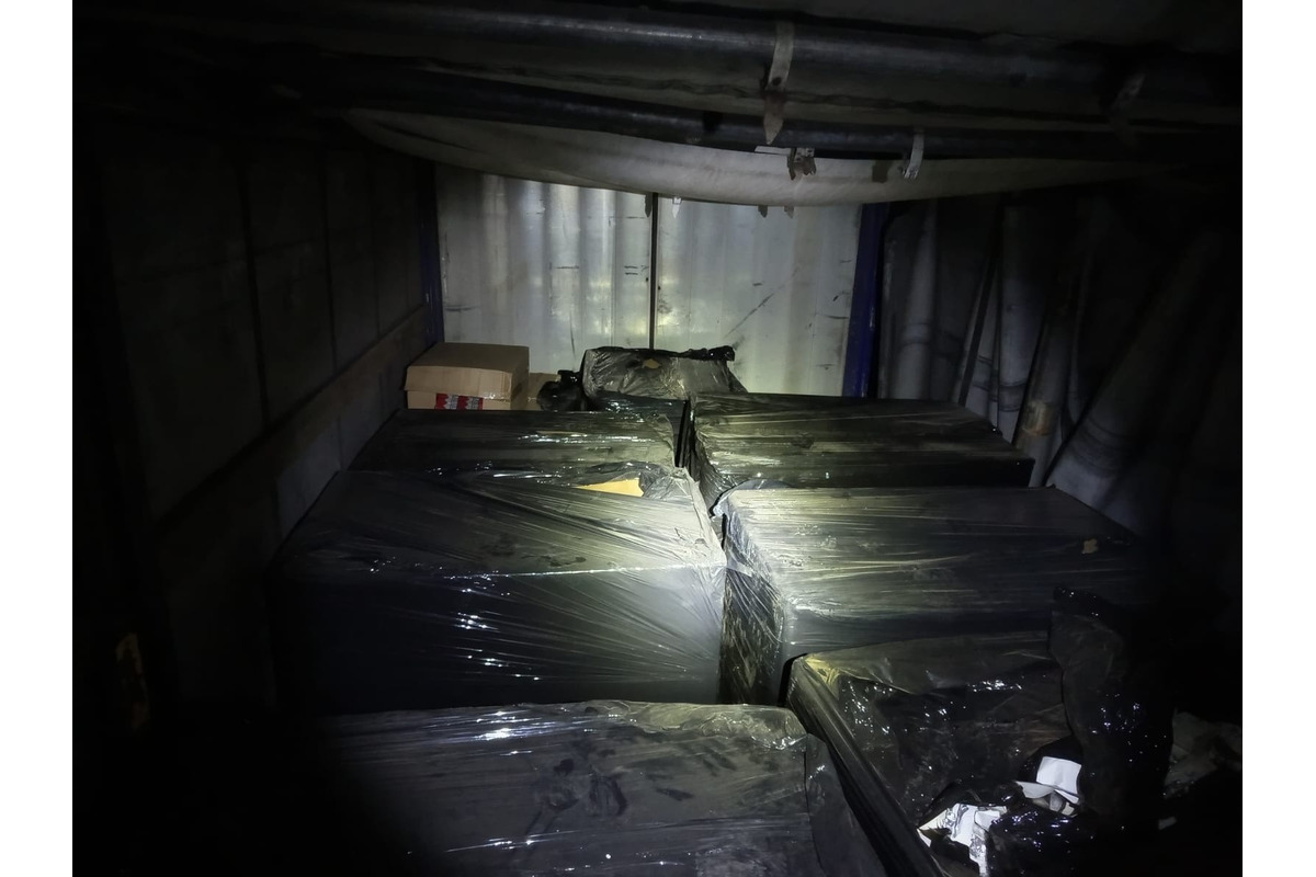 FOTO: V obci Čaňa odhalili sklad cigariet a nelegálneho tabaku, foto 2