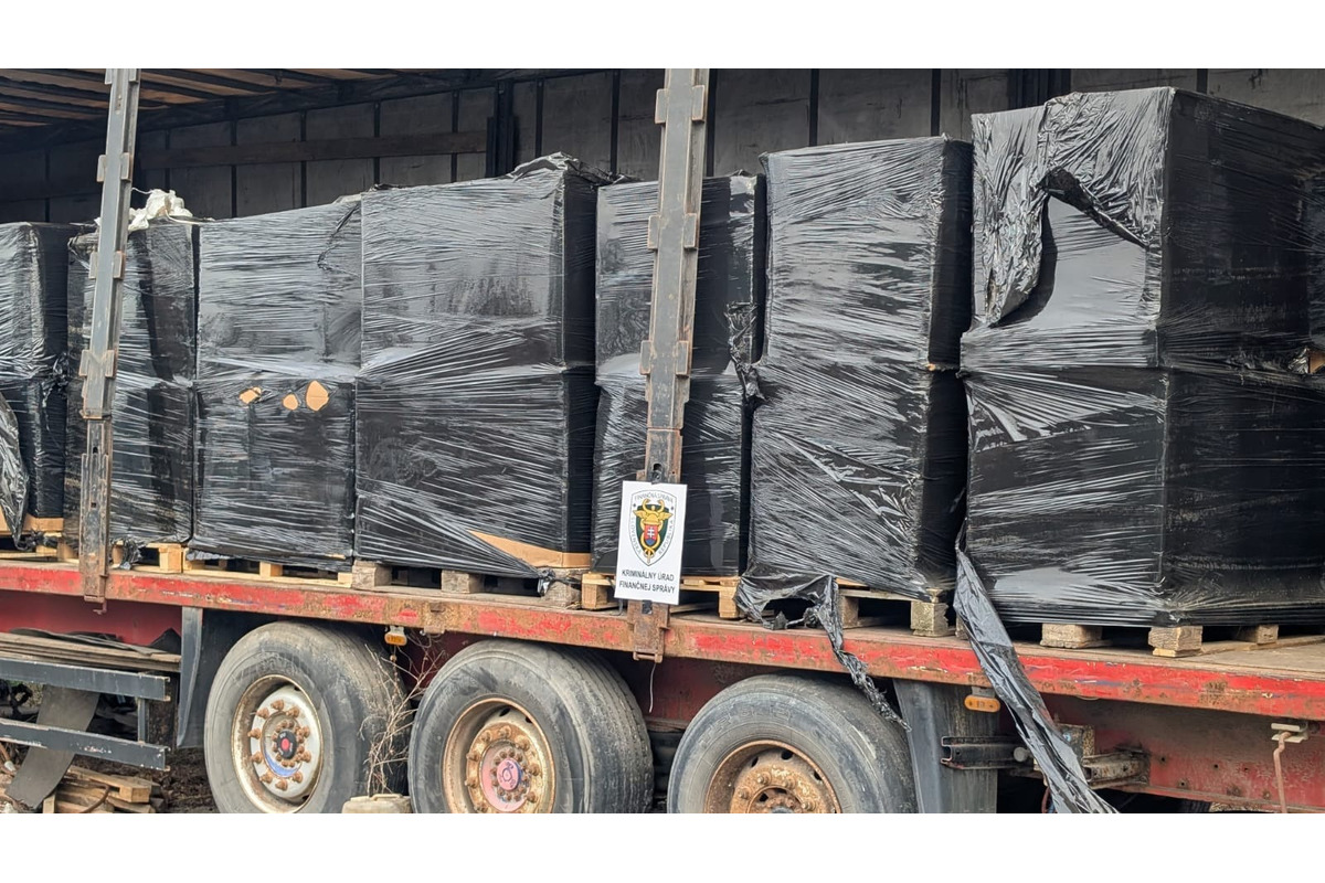 FOTO: V obci Čaňa odhalili sklad cigariet a nelegálneho tabaku, foto 3