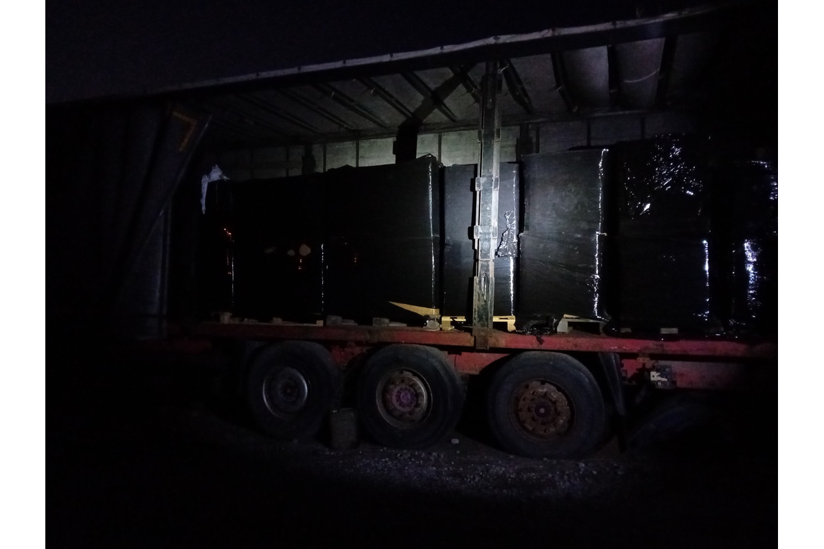 FOTO: V obci Čaňa odhalili sklad cigariet a nelegálneho tabaku, foto 4