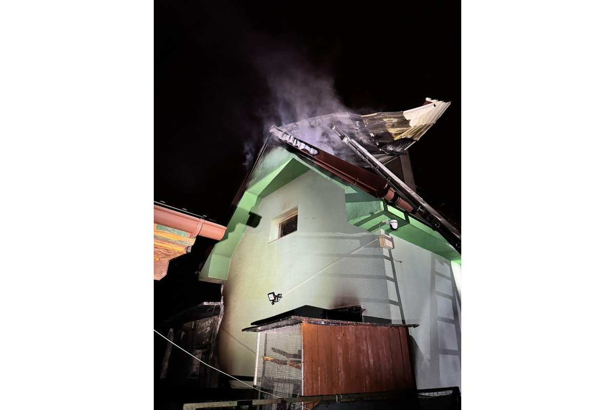 FOTO: Nočný zásah hasičov z Trebišova. Plamene pohltili chatu v záhradkárskej oblasti, foto 1