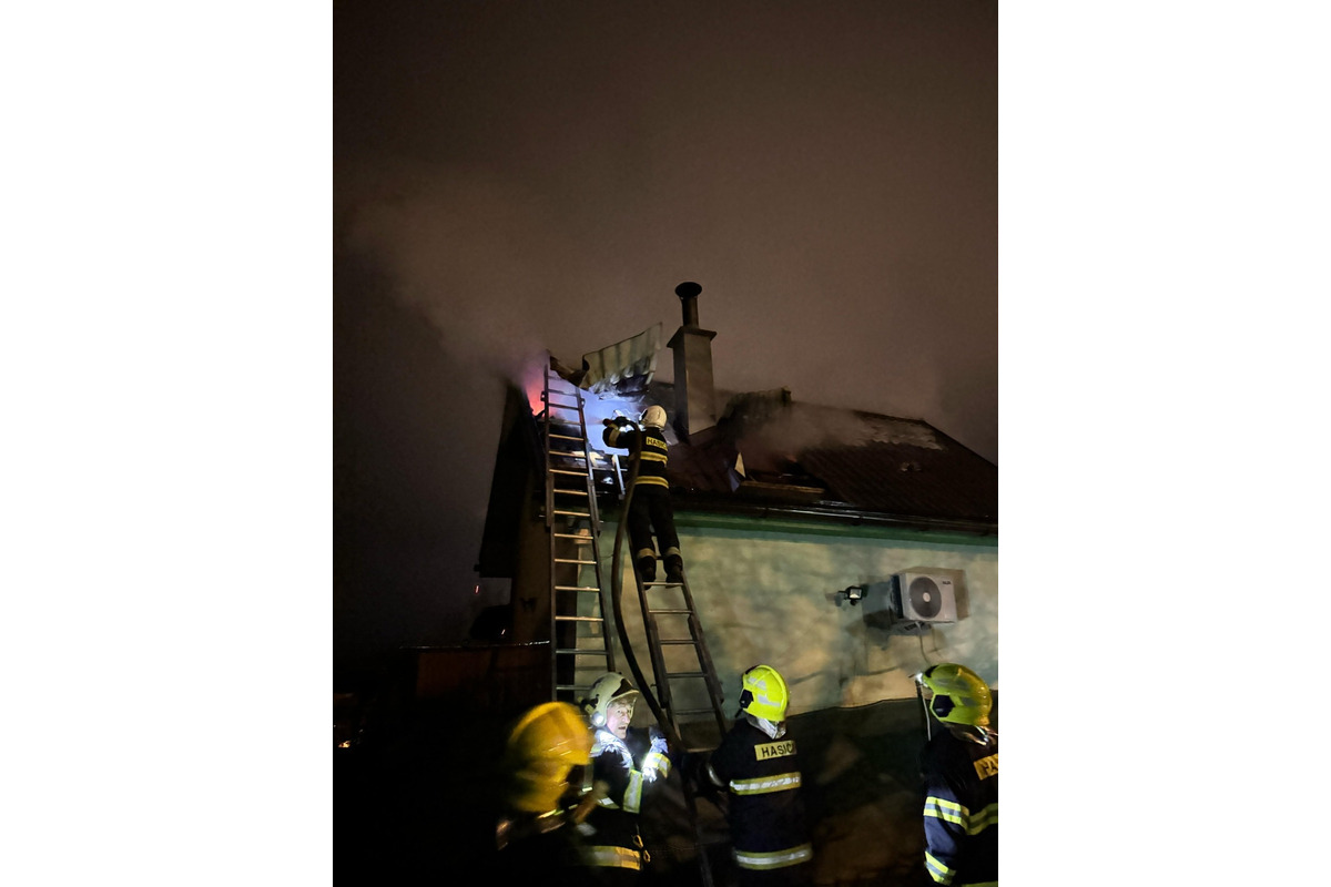FOTO: Nočný zásah hasičov z Trebišova. Plamene pohltili chatu v záhradkárskej oblasti, foto 2