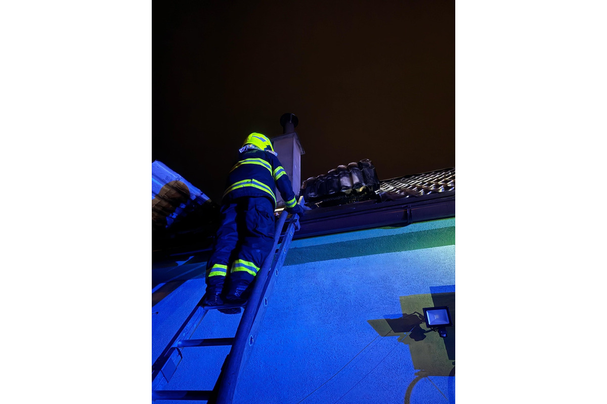 FOTO: Nočný zásah hasičov z Trebišova. Plamene pohltili chatu v záhradkárskej oblasti, foto 3