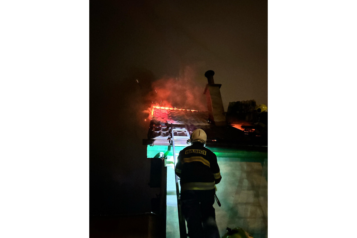 FOTO: Nočný zásah hasičov z Trebišova. Plamene pohltili chatu v záhradkárskej oblasti, foto 4