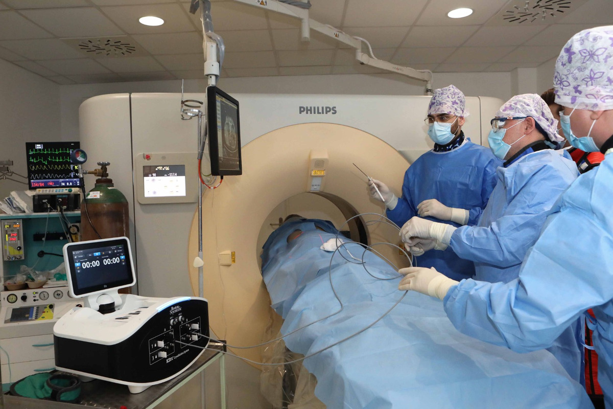 FOTO: Košická univerzitná nemocnica zaviedla pokrokovú liečbu tumorov, foto 6