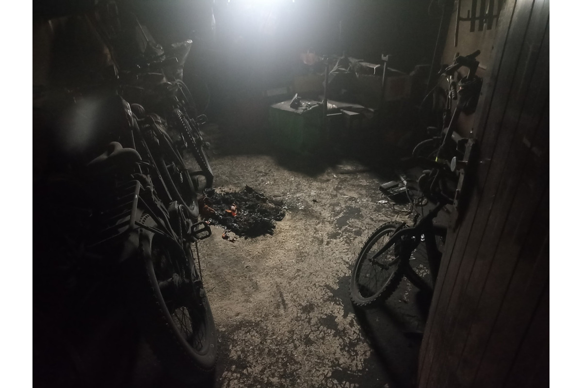 FOTO: V pivnici v košickej bytovke začala horieť elektrická kolobežka, foto 2