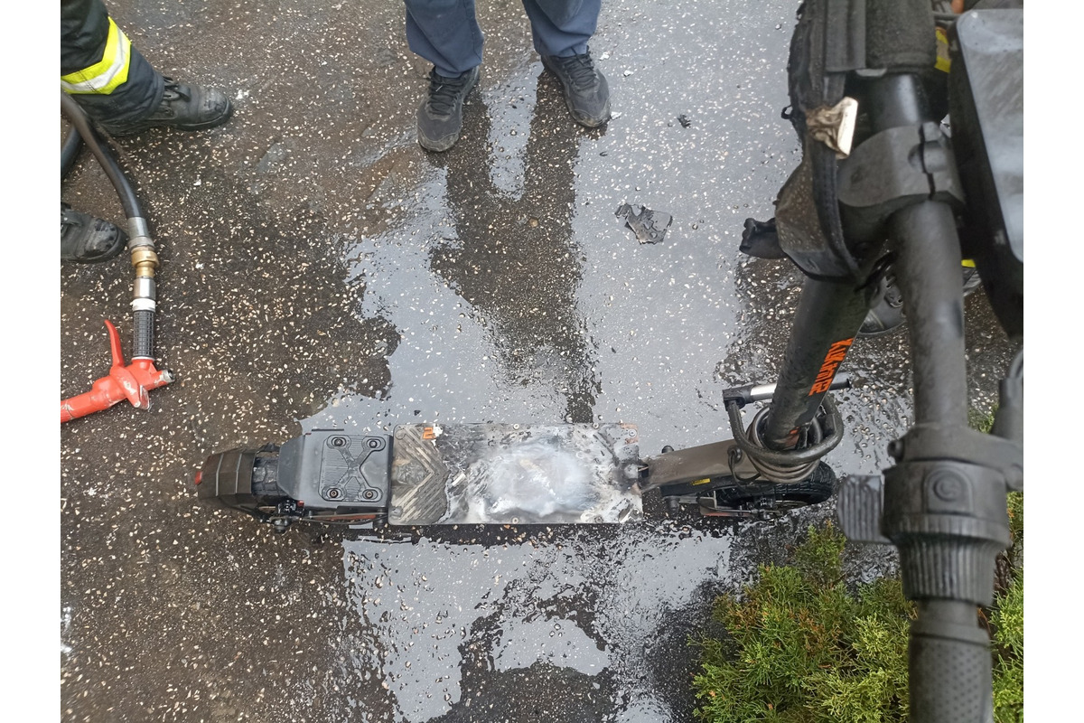 FOTO: V pivnici v košickej bytovke začala horieť elektrická kolobežka, foto 3