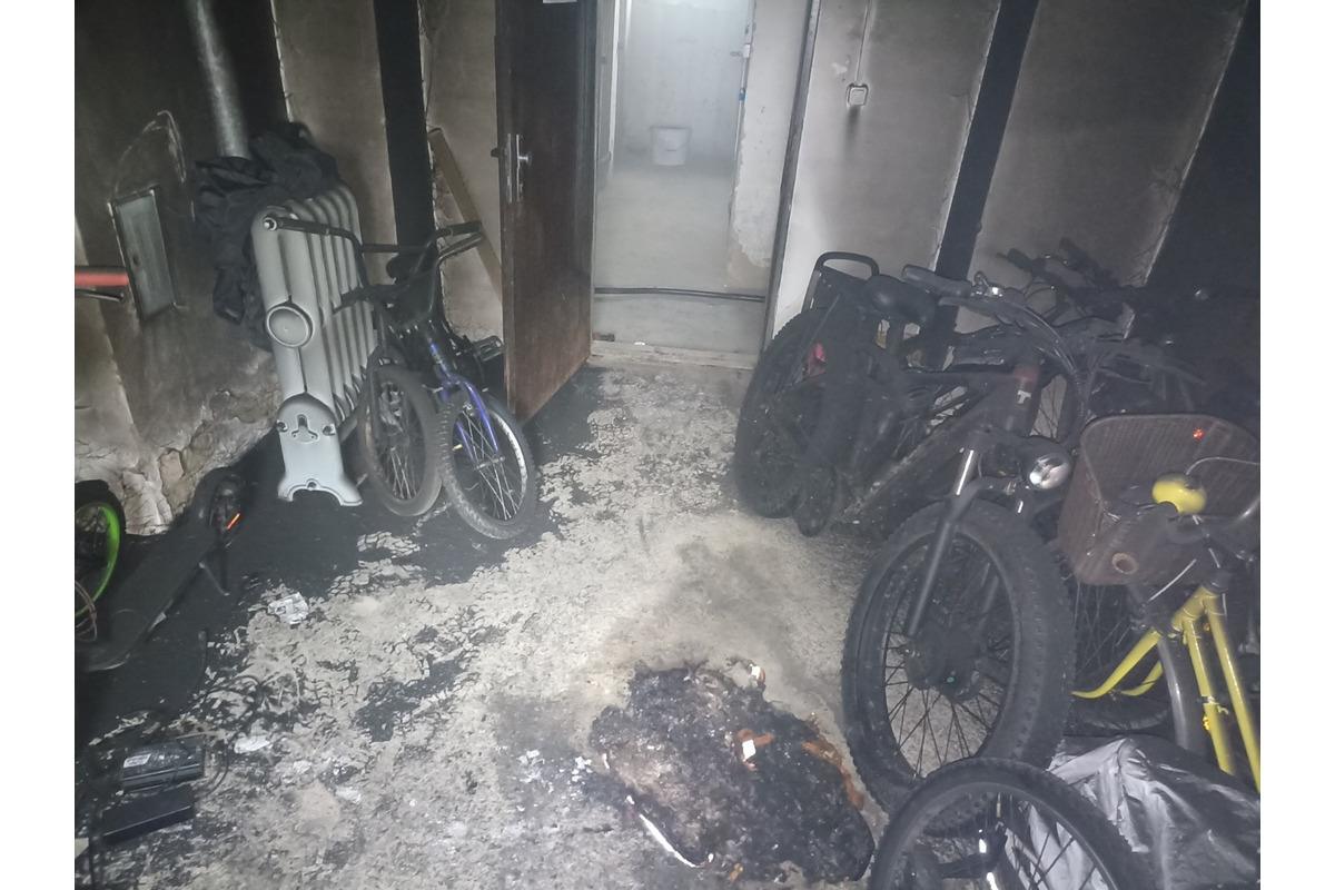 FOTO: V pivnici v košickej bytovke začala horieť elektrická kolobežka, foto 4