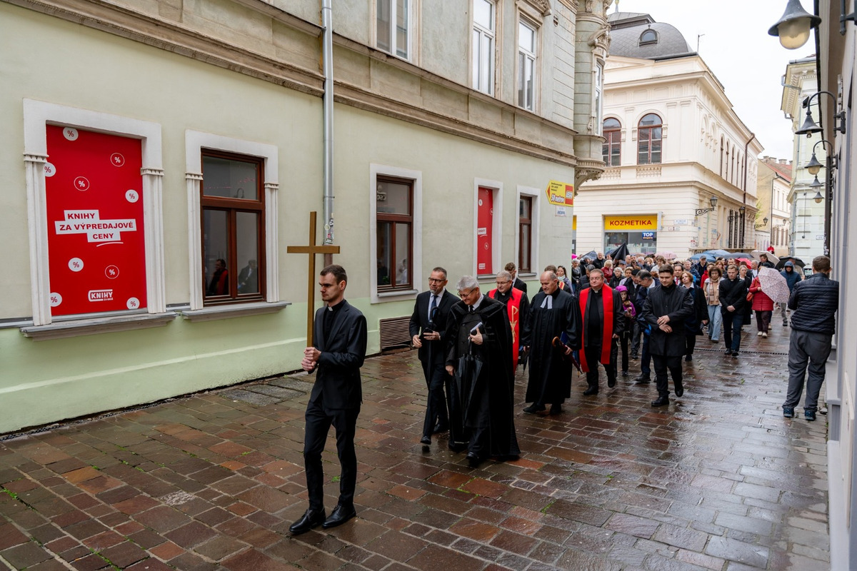 FOTO: Na Veľký piatok prešiel ulicami Košíc Ekumenický pašiový sprievod, foto 1