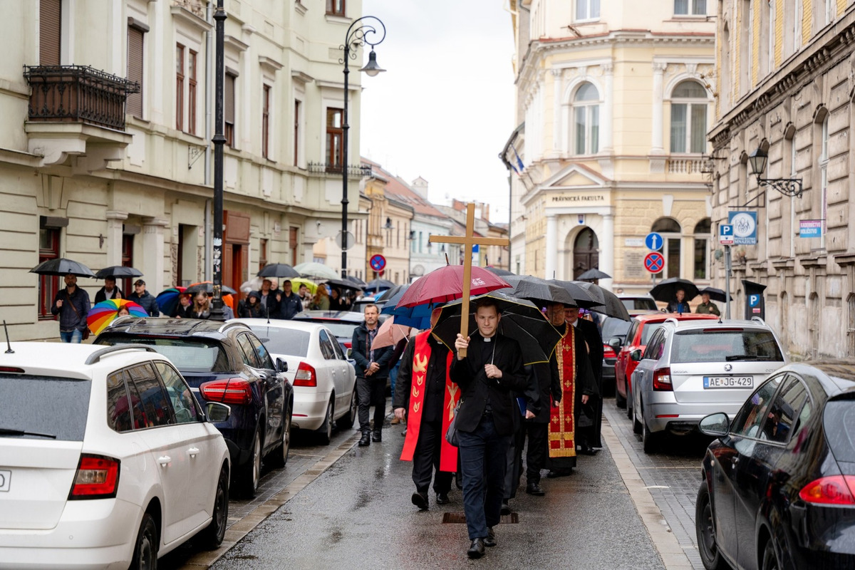 FOTO: Na Veľký piatok prešiel ulicami Košíc Ekumenický pašiový sprievod, foto 3