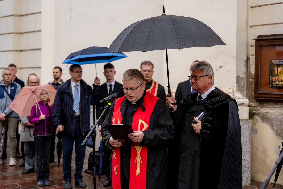 FOTO: Na Veľký piatok prešiel ulicami Košíc Ekumenický pašiový sprievod, foto 11