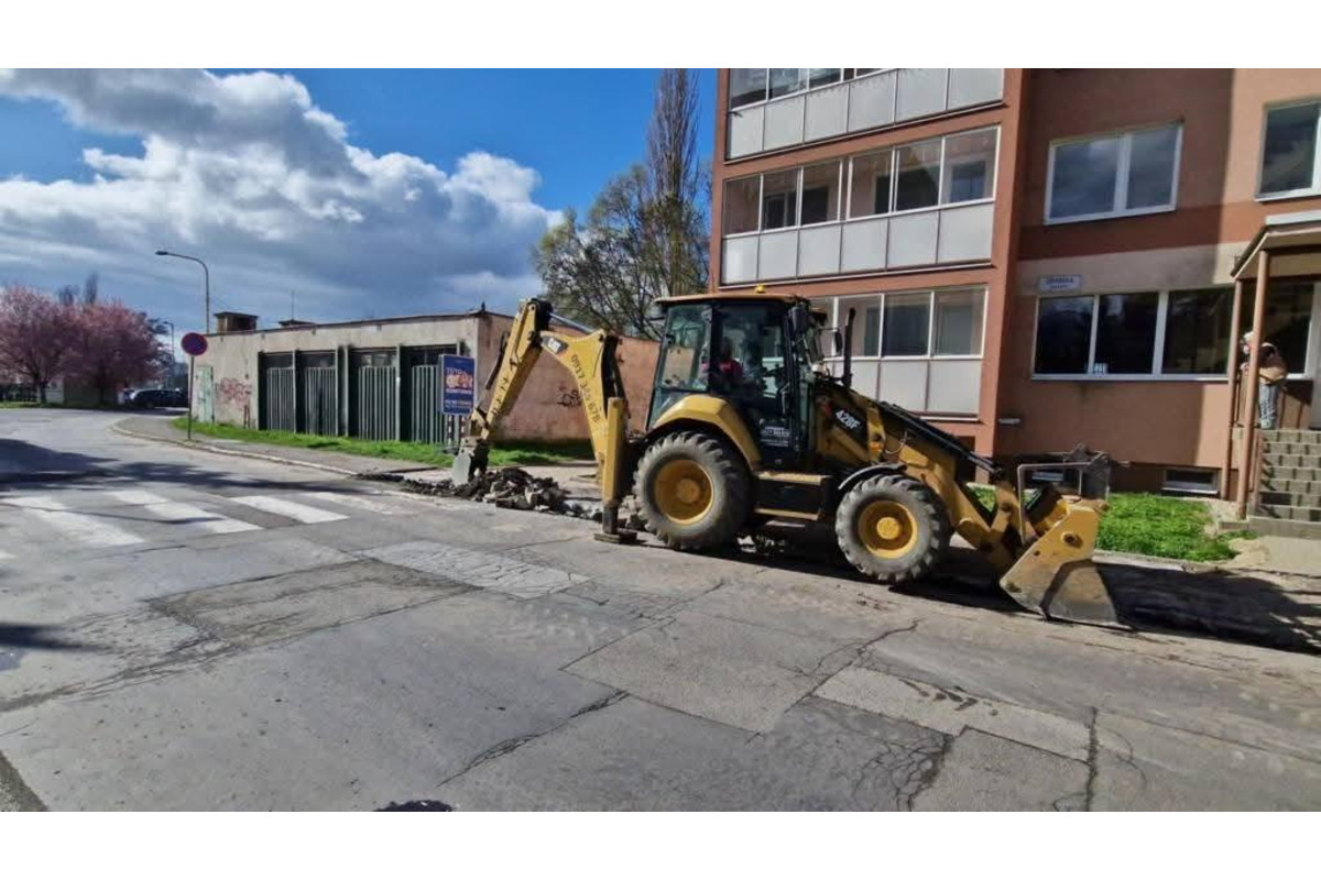 FOTO:  Stavbári opravujú chodníky v mestskej časti Košice - Nad jazerom, foto 1