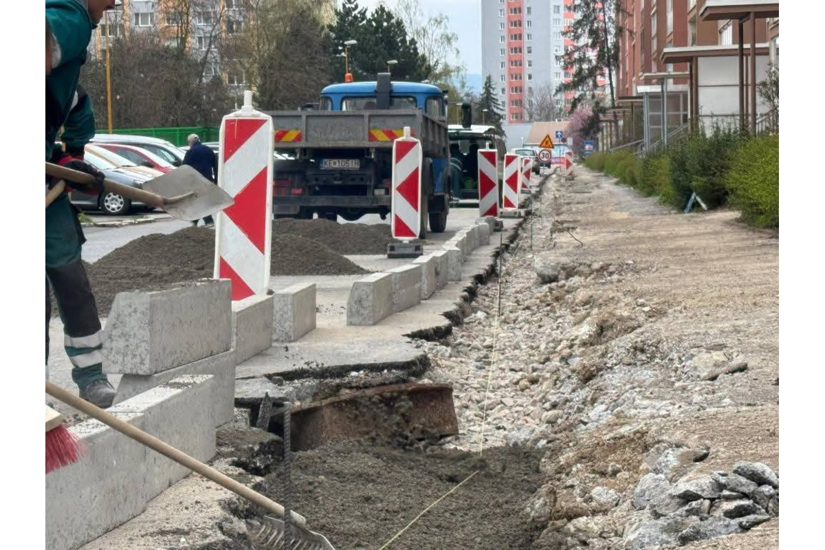FOTO:  Stavbári opravujú chodníky v mestskej časti Košice - Nad jazerom, foto 2