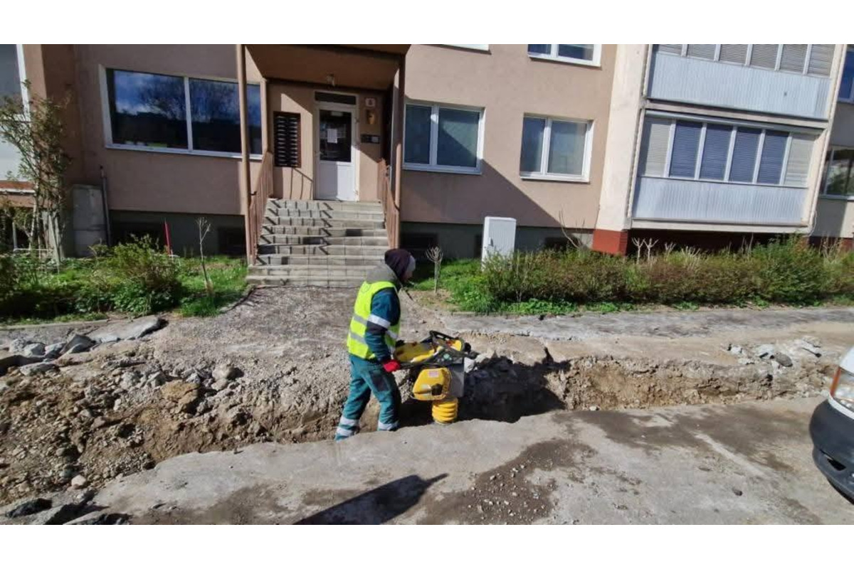 FOTO:  Stavbári opravujú chodníky v mestskej časti Košice - Nad jazerom, foto 3