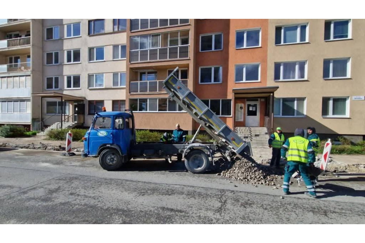 FOTO:  Stavbári opravujú chodníky v mestskej časti Košice - Nad jazerom, foto 4