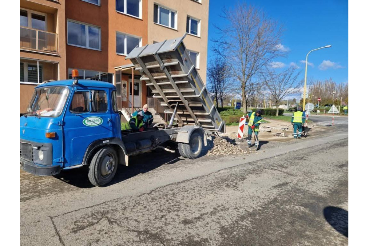 FOTO:  Stavbári opravujú chodníky v mestskej časti Košice - Nad jazerom, foto 5
