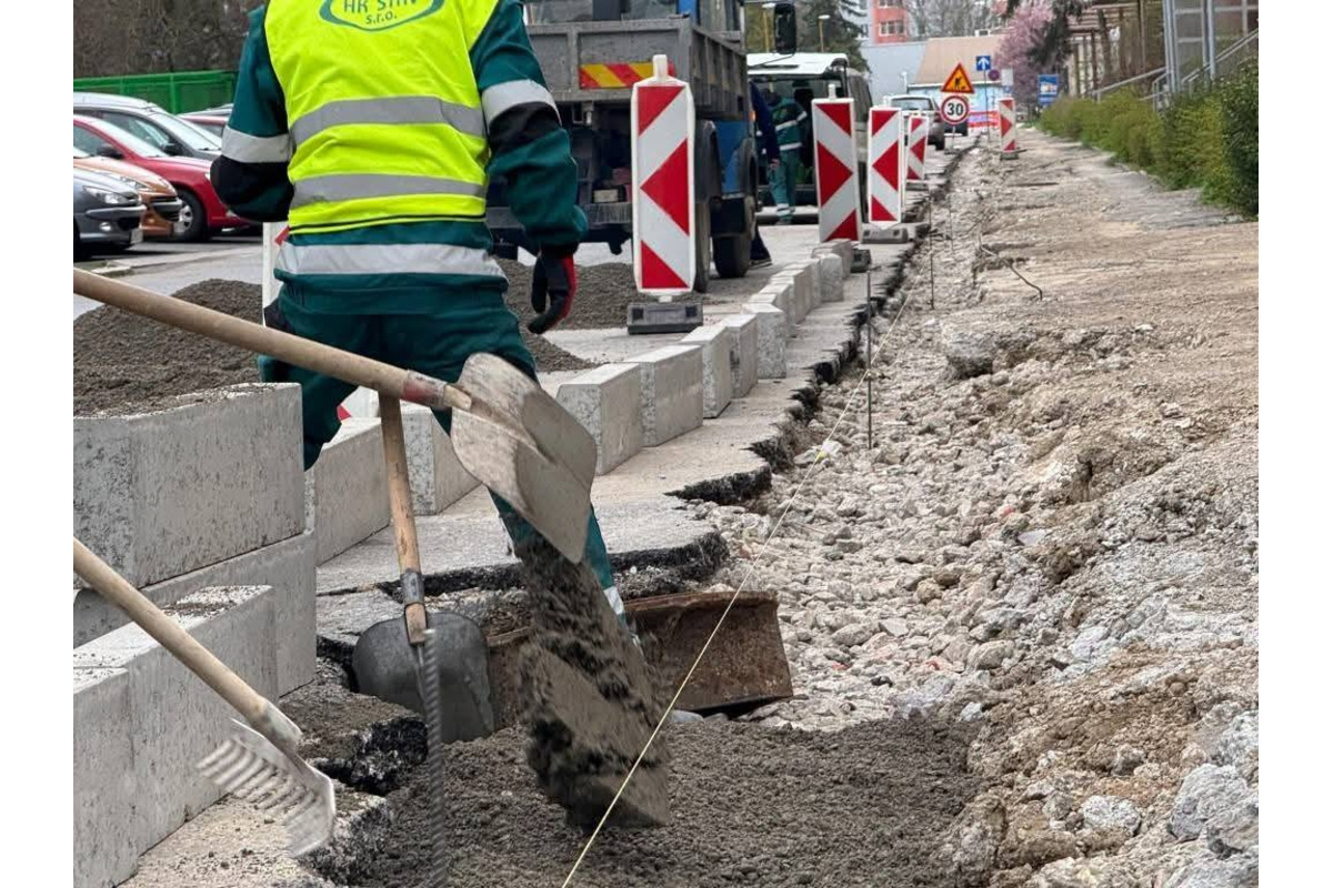 FOTO:  Stavbári opravujú chodníky v mestskej časti Košice - Nad jazerom, foto 6