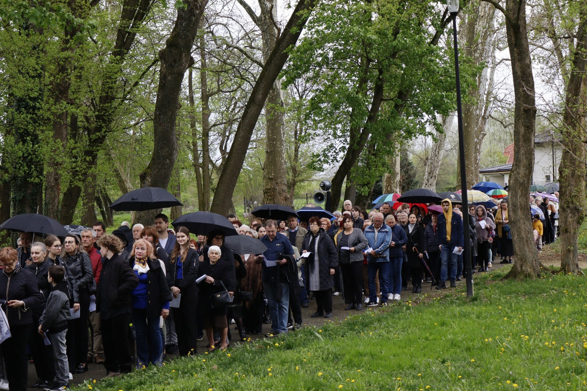 FOTO: Pašiový sprievod v Michalovciach mal veľkú účasť. Veriacich neodradilo ani počasie, foto 1