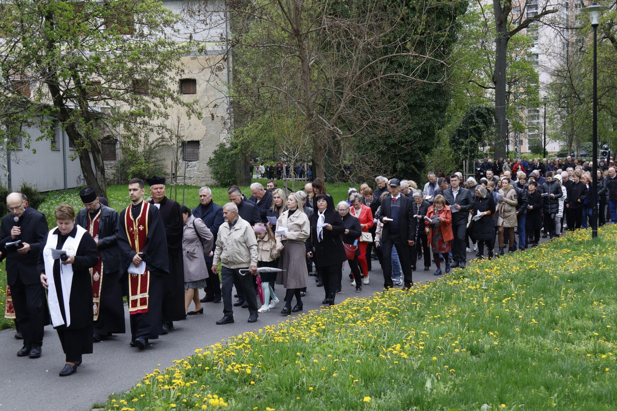FOTO: Pašiový sprievod v Michalovciach mal veľkú účasť. Veriacich neodradilo ani počasie, foto 2