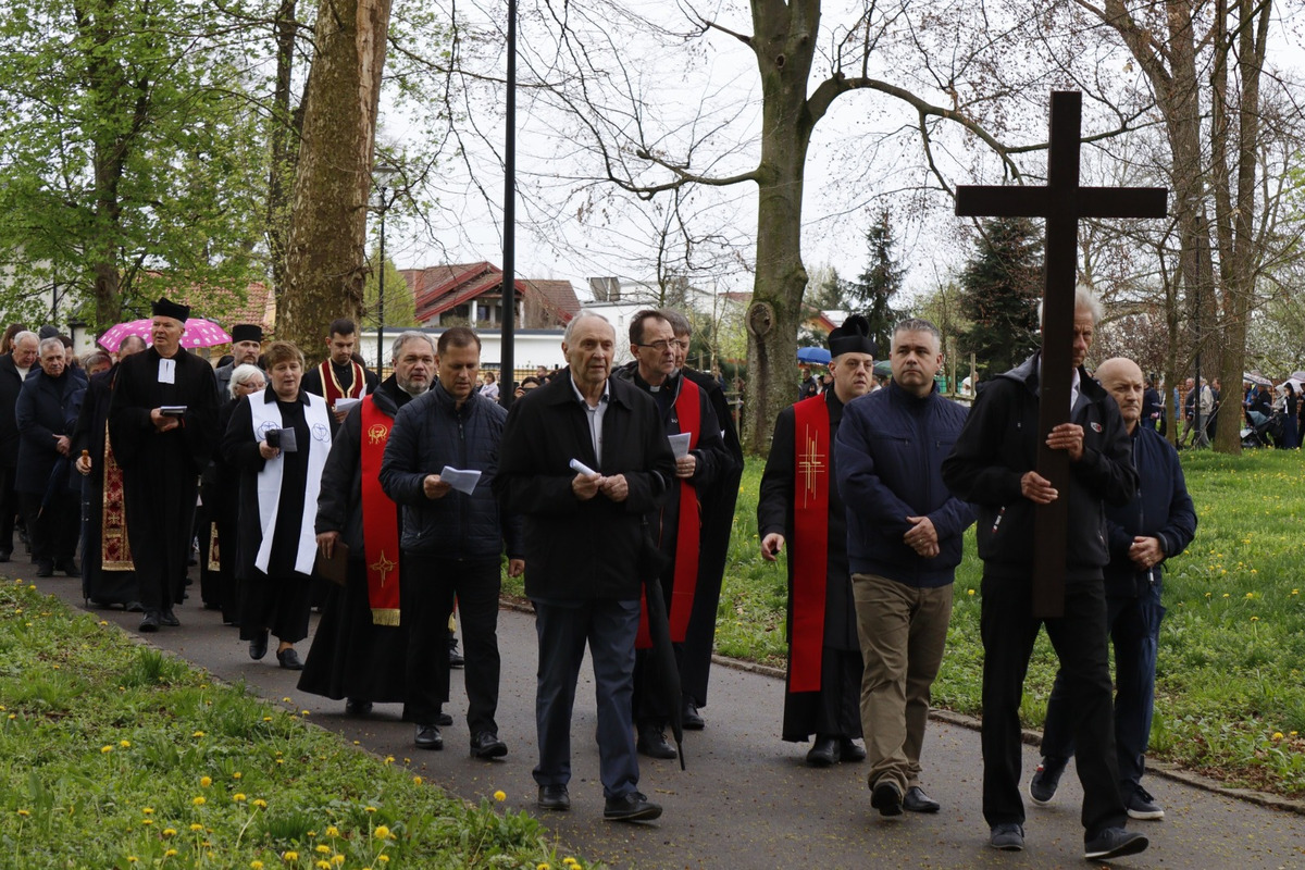 FOTO: Pašiový sprievod v Michalovciach mal veľkú účasť. Veriacich neodradilo ani počasie, foto 3