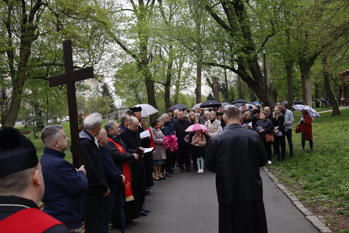 FOTO: Pašiový sprievod v Michalovciach mal veľkú účasť. Veriacich neodradilo ani počasie, foto 4