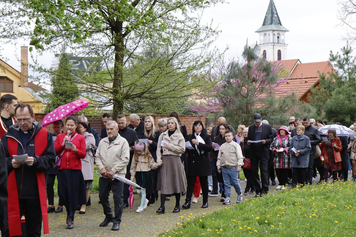 FOTO: Pašiový sprievod v Michalovciach mal veľkú účasť. Veriacich neodradilo ani počasie, foto 6