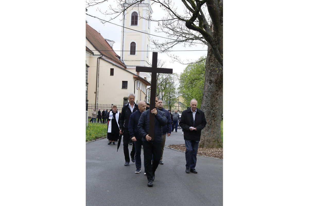FOTO: Pašiový sprievod v Michalovciach mal veľkú účasť. Veriacich neodradilo ani počasie, foto 7