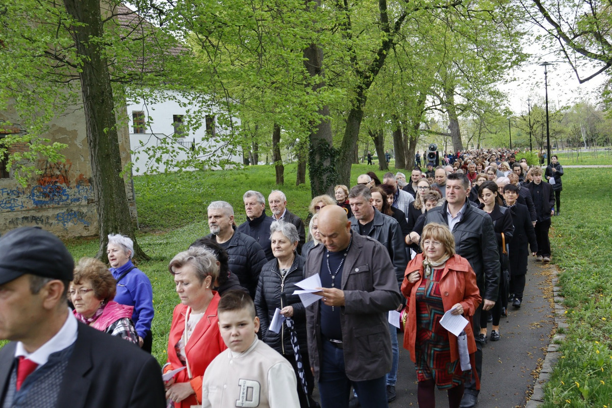 FOTO: Pašiový sprievod v Michalovciach mal veľkú účasť. Veriacich neodradilo ani počasie, foto 8