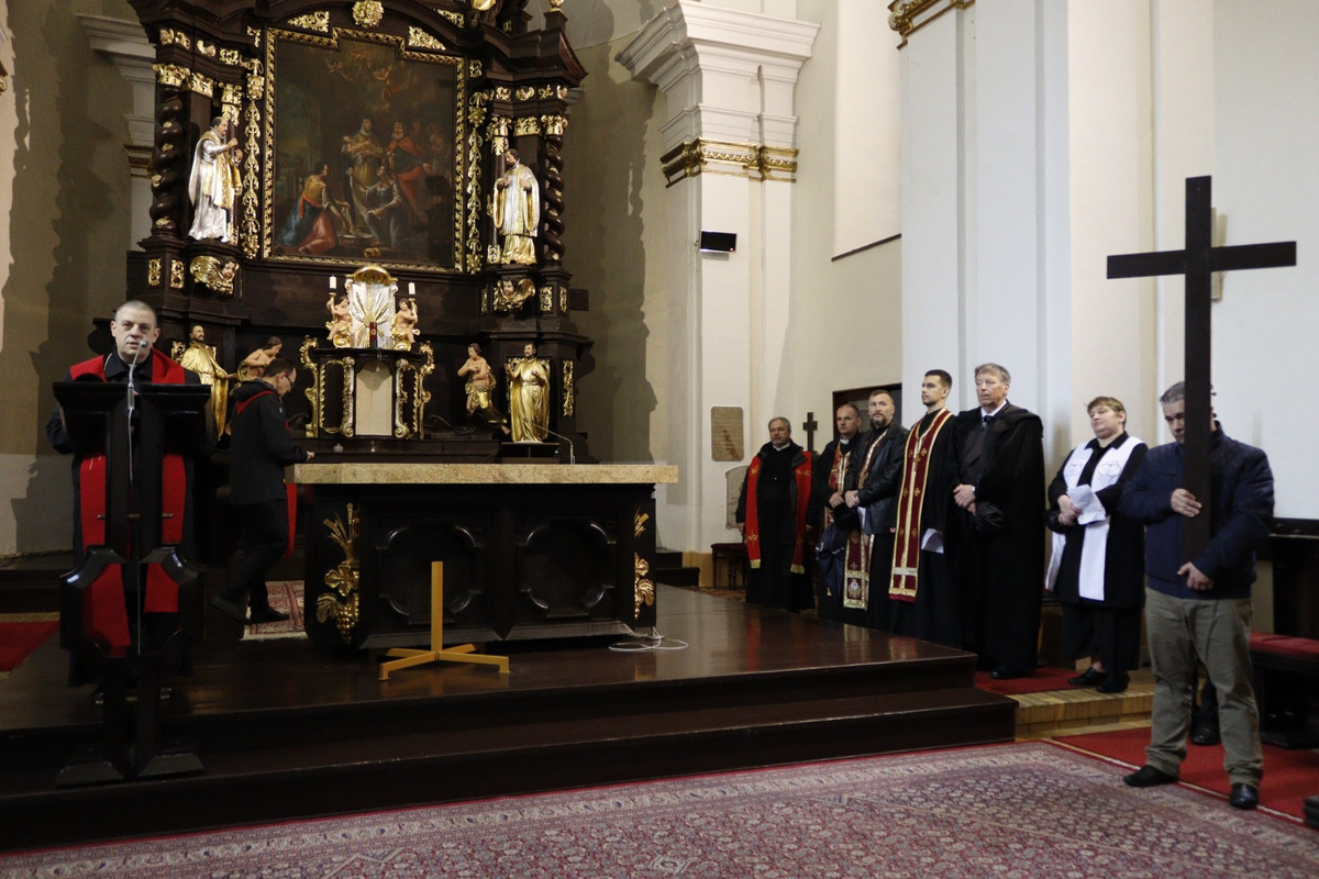 FOTO: Pašiový sprievod v Michalovciach mal veľkú účasť. Veriacich neodradilo ani počasie, foto 10