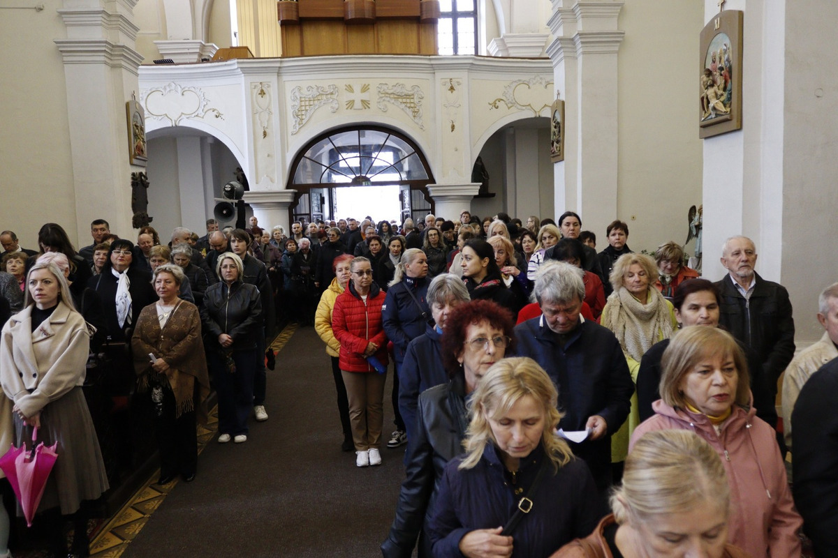 FOTO: Pašiový sprievod v Michalovciach mal veľkú účasť. Veriacich neodradilo ani počasie, foto 9