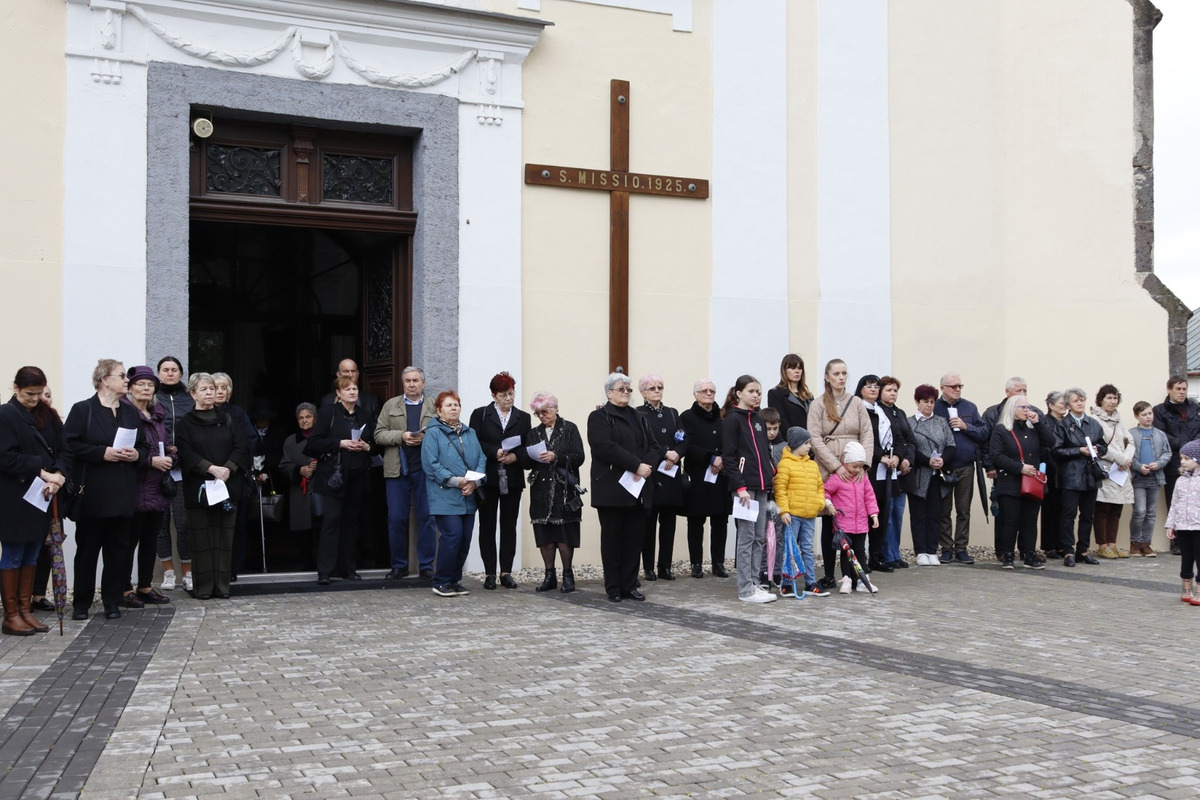 FOTO: Pašiový sprievod v Michalovciach mal veľkú účasť. Veriacich neodradilo ani počasie, foto 11