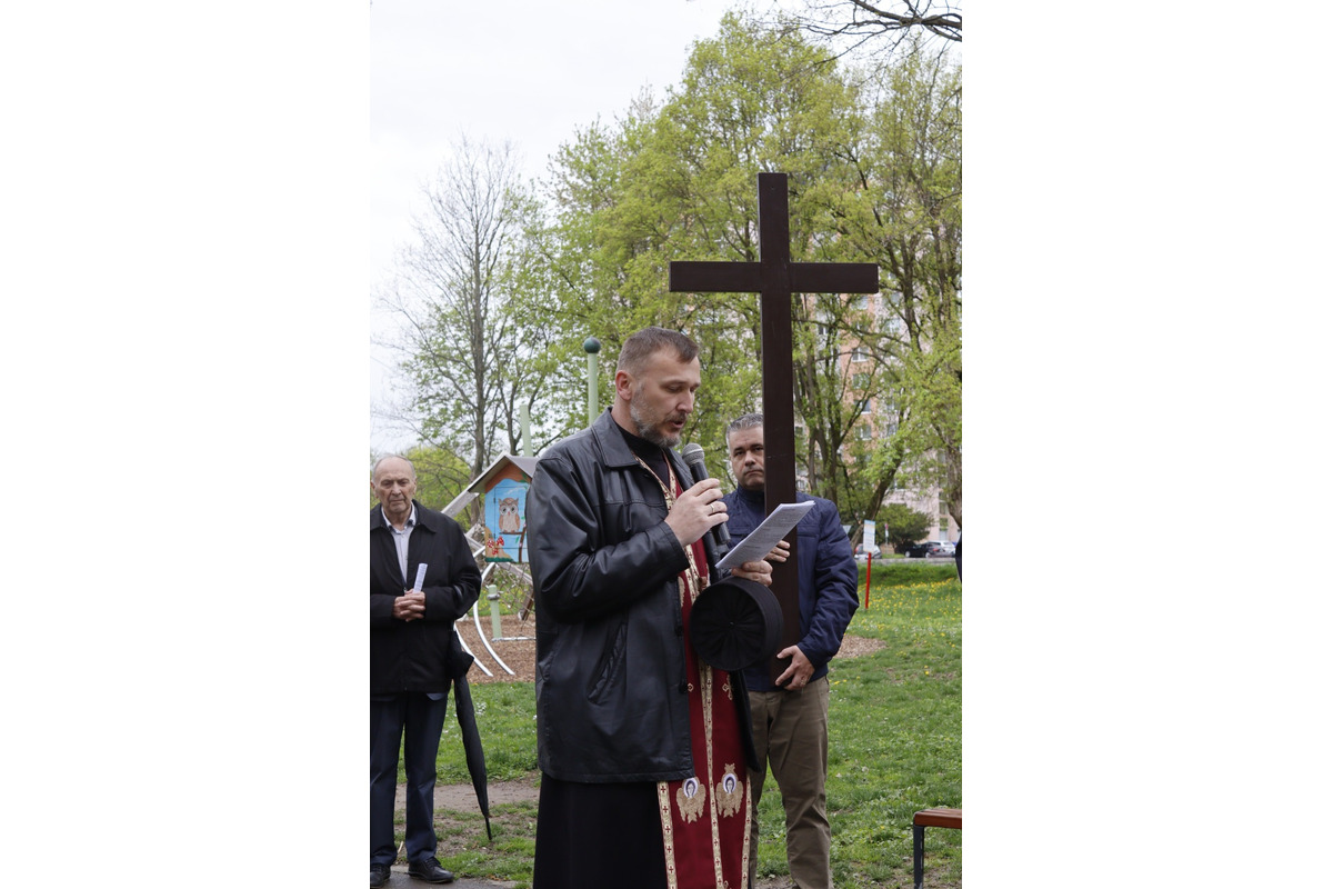 FOTO: Pašiový sprievod v Michalovciach mal veľkú účasť. Veriacich neodradilo ani počasie, foto 12