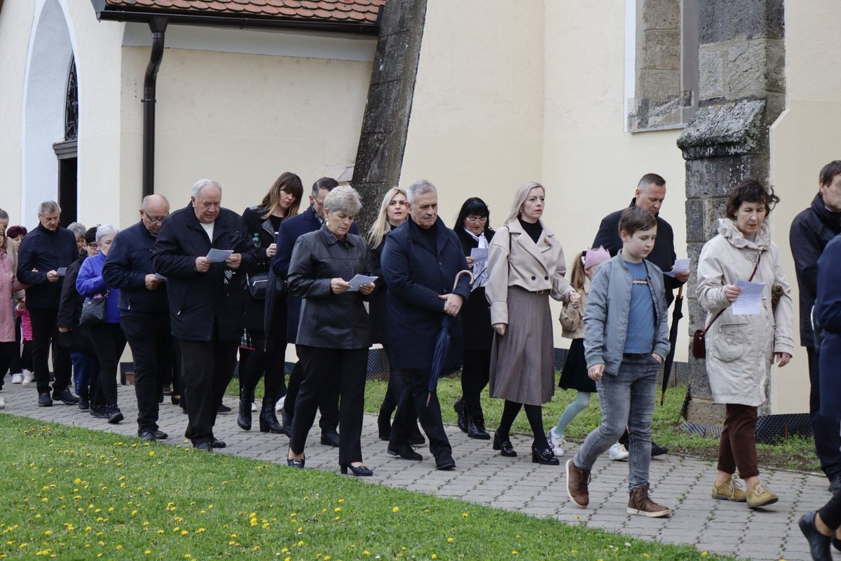 FOTO: Pašiový sprievod v Michalovciach mal veľkú účasť. Veriacich neodradilo ani počasie, foto 13