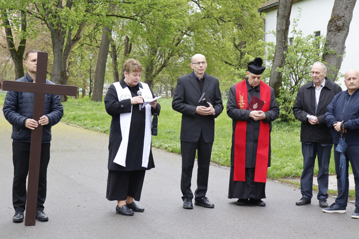 FOTO: Pašiový sprievod v Michalovciach mal veľkú účasť. Veriacich neodradilo ani počasie, foto 14