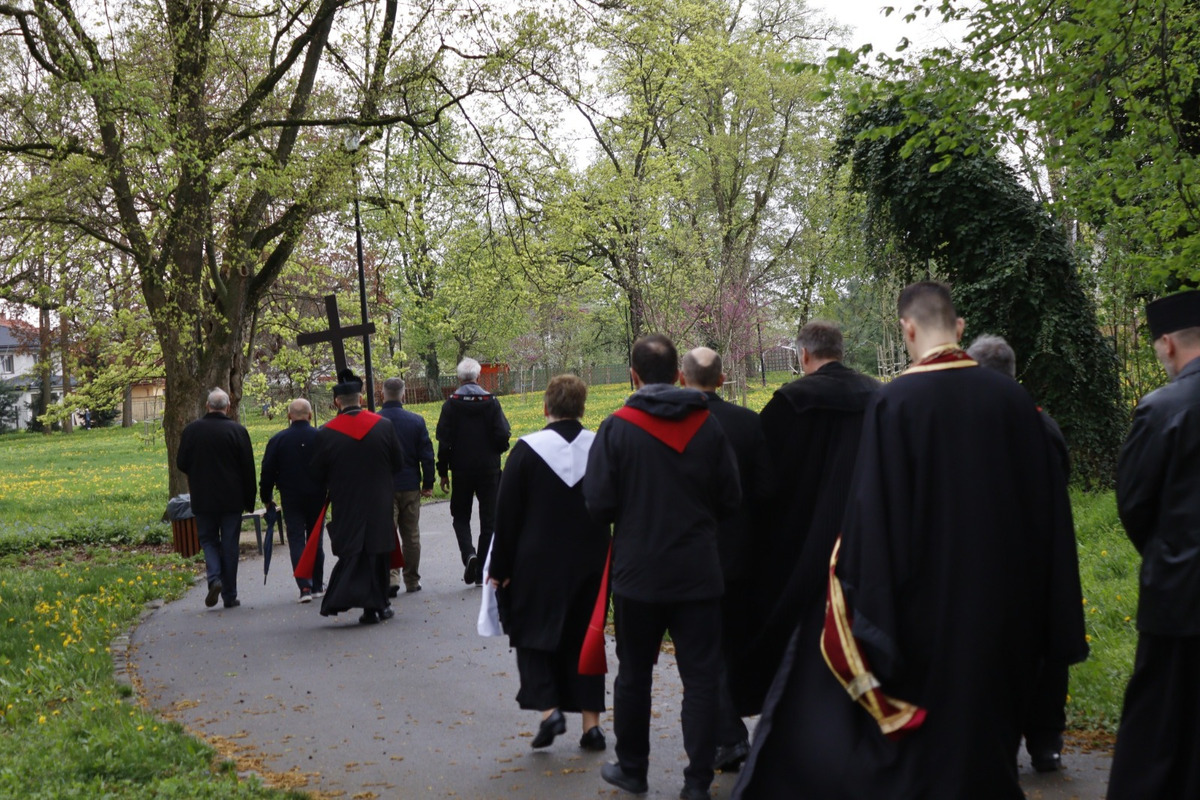 FOTO: Pašiový sprievod v Michalovciach mal veľkú účasť. Veriacich neodradilo ani počasie, foto 15